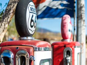 Alte Mobilgas ZapfsÃ¤ulen an der Route 66 in Hackberry, Arizona
