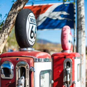 Alte Mobilgas ZapfsÃ¤ulen an der Route 66 in Hackberry, Arizona