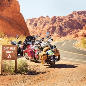 MotorrÃ¤der am StraÃŸenrand, USA