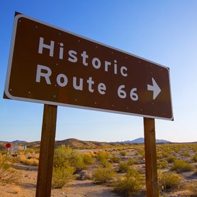 Historisches Strassenzeichen an der Route 66 in Mohave Desert, Kalifornia