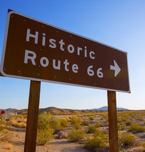 Historisches Strassenzeichen an der Route 66 in Mohave Desert, Kalifornia