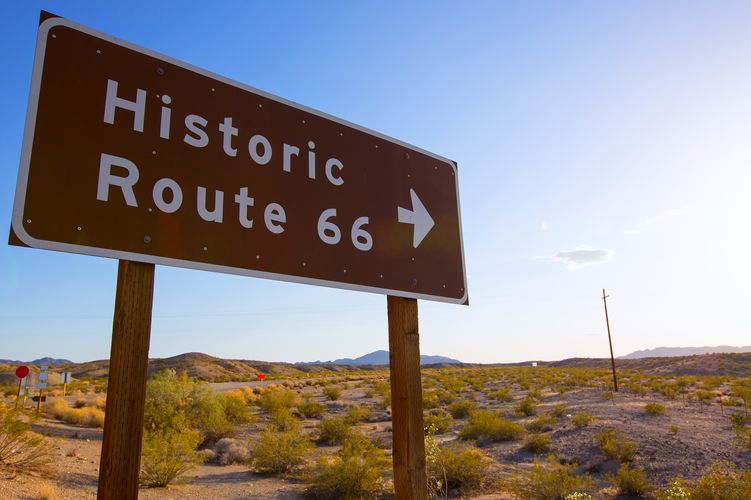 Historisches Strassenzeichen an der Route 66 in Mohave Desert, Kalifornia