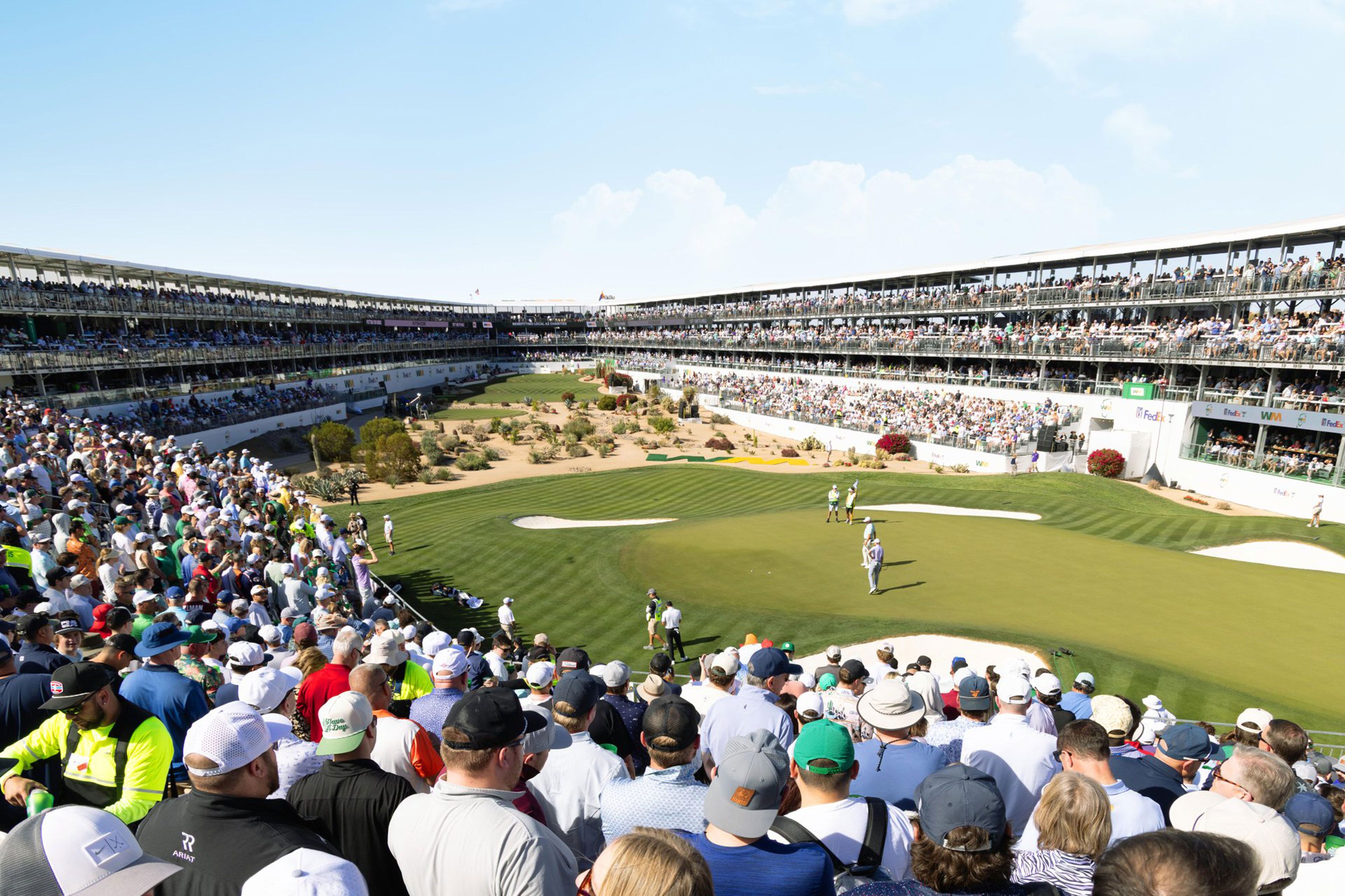 Zuschauer bewundern Spektakel - das berühmte 16. Loch im Stadium Course des TPC Scottsdale in Arizona Zuschauer bewundern Spektakel - das berühmte 16. Loch im Stadium Course des TPC Scottsdale in Arizona