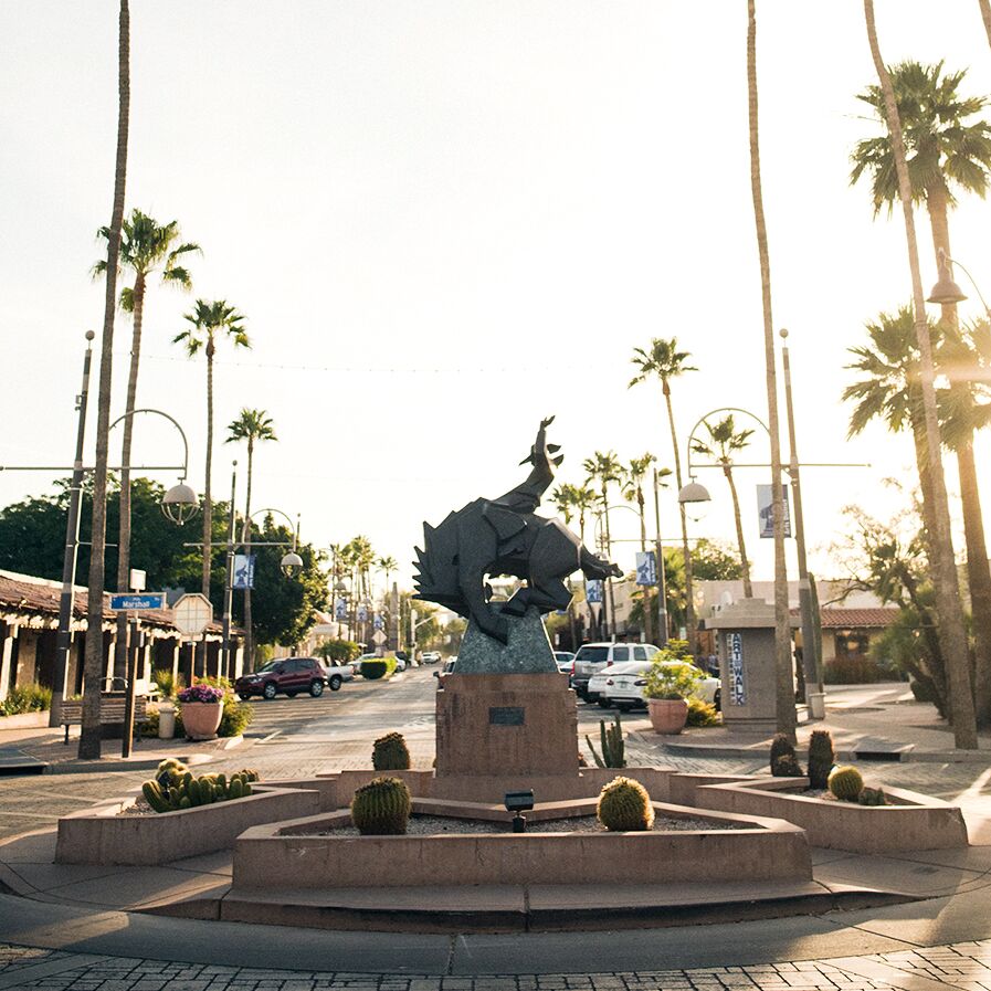 Palmen umkreisen eine kunstvolle Staue in Scottsdale