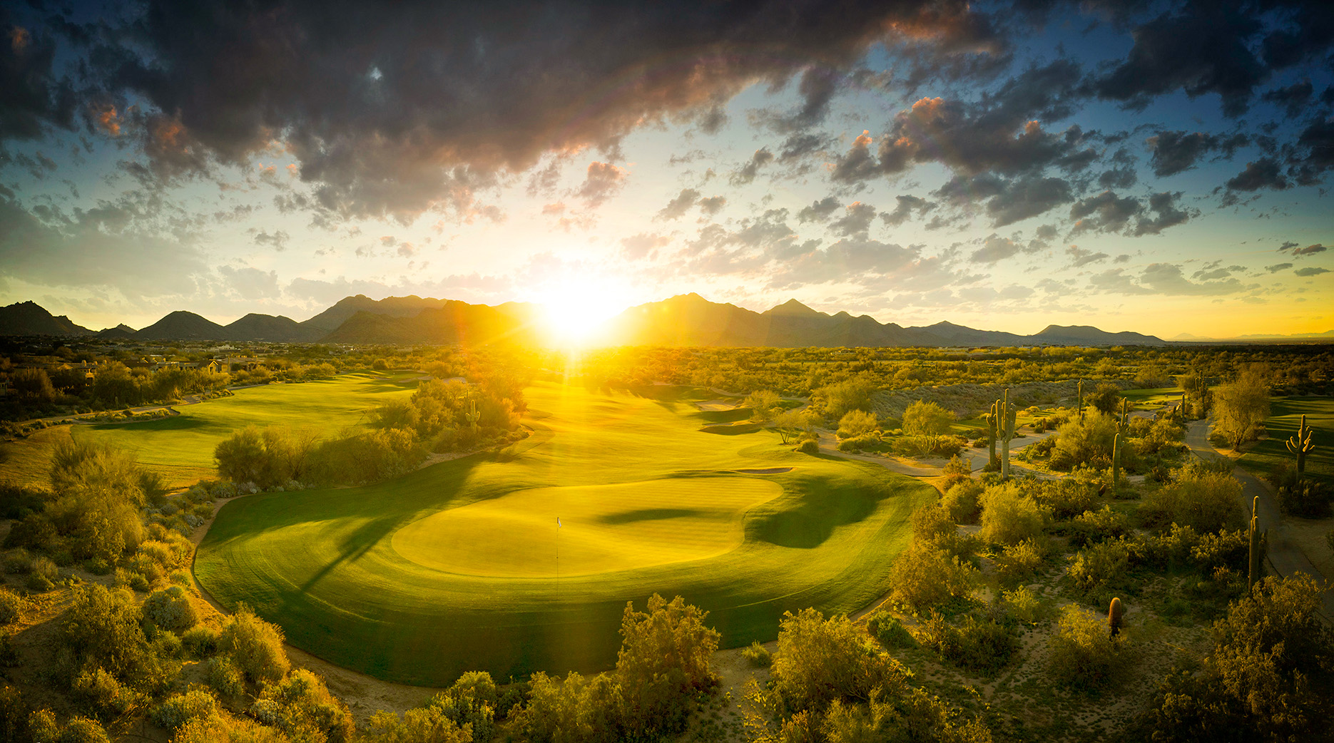 Der Sonnenuntergang taucht die Wiesen von Scottsdale in goldenes Licht