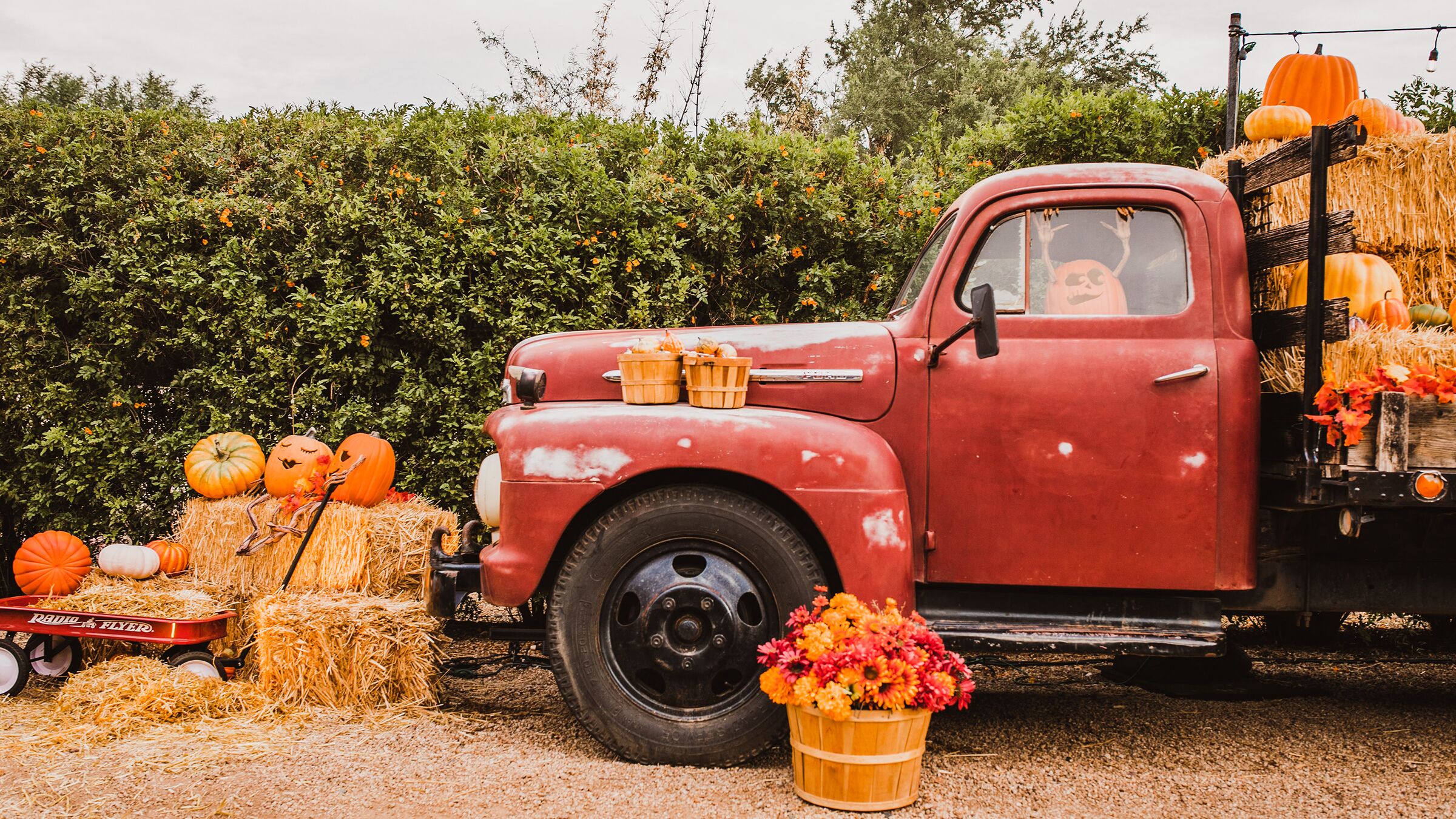 Herbstlich geschmückter Truck Herbstlich geschmückter Truck, der mit Strohballen, Blumen und Kürbissen beladen ist