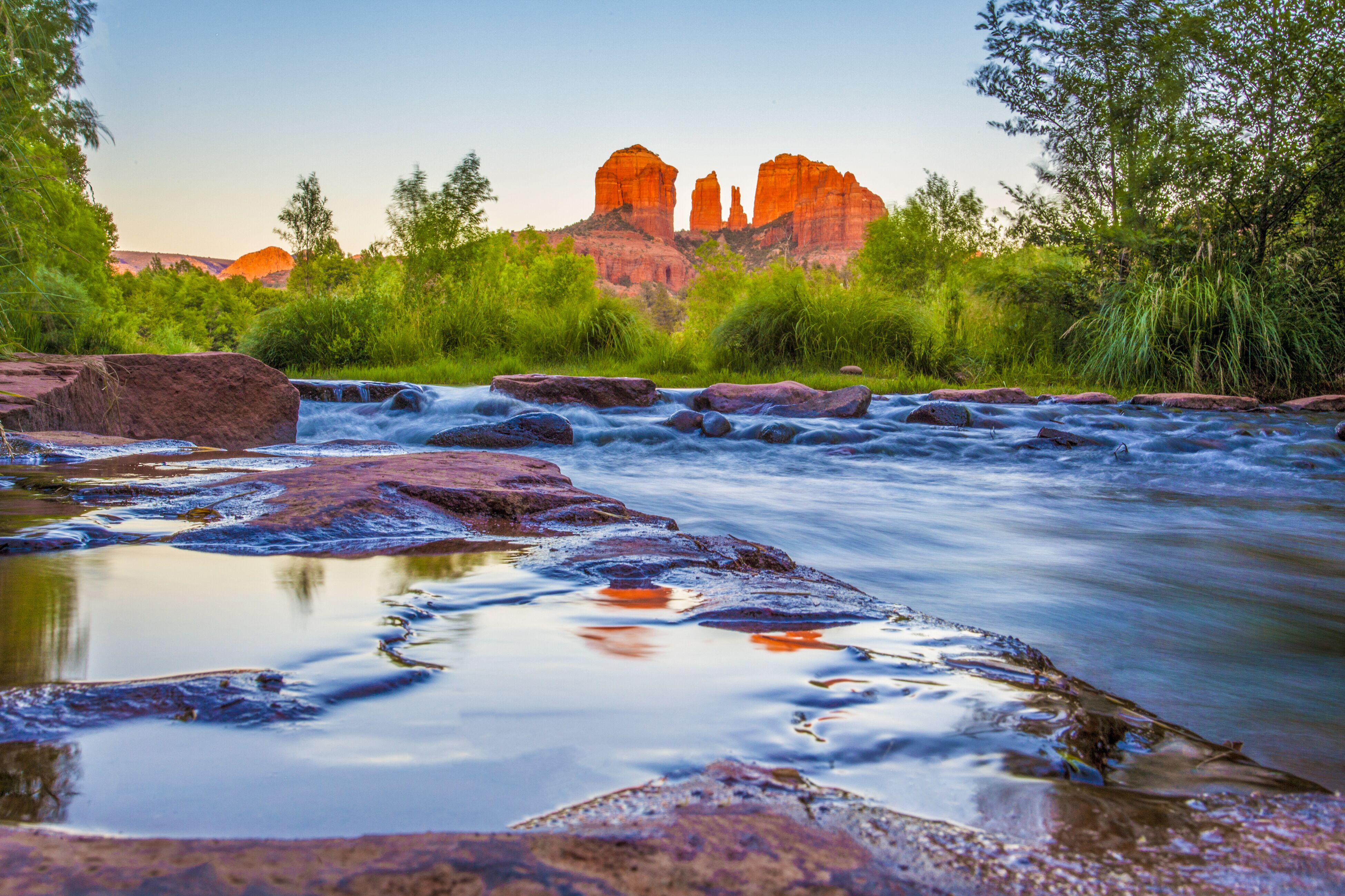 Der bekannte Cathedral Rock bei Sedona in Arizona leuchtet im Morgenlicht