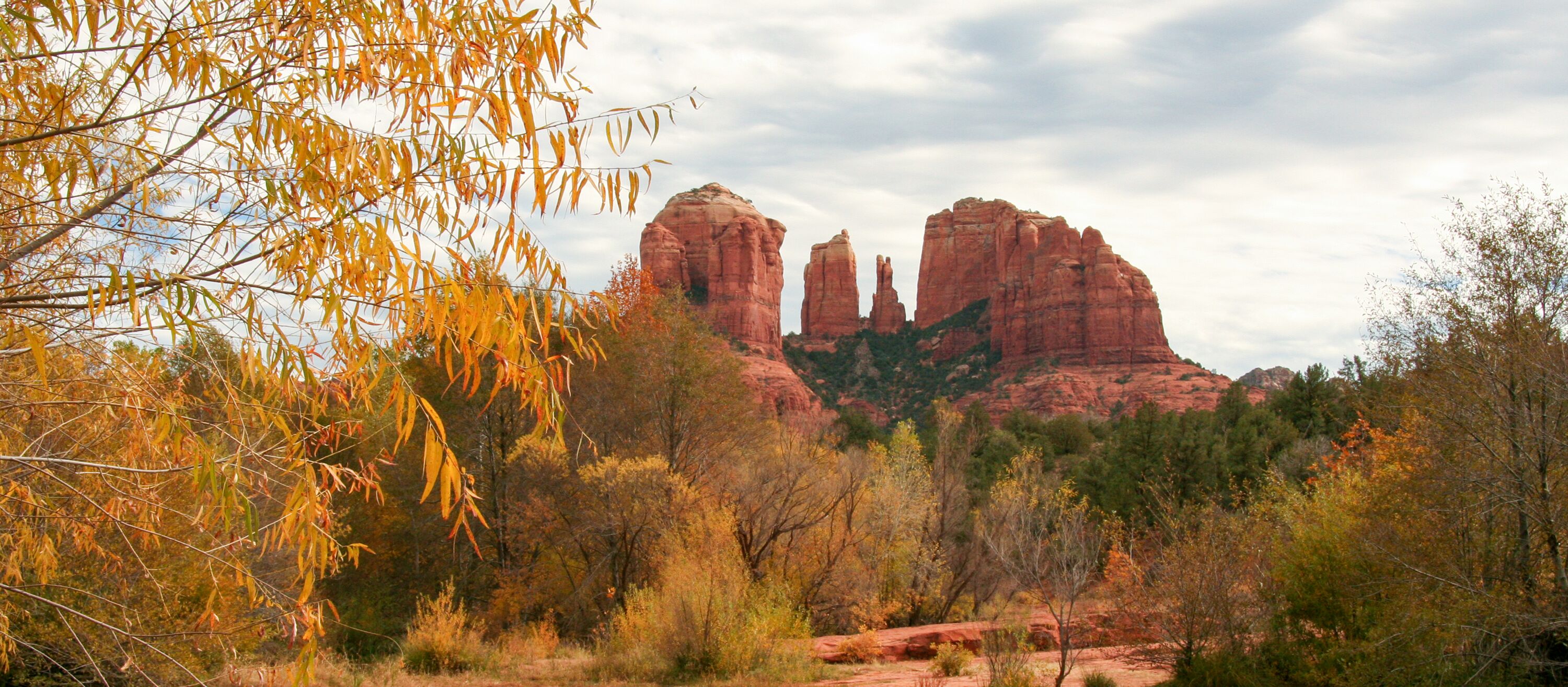 Der bekannte Cathedral Rock bei Sedona in Arizona ist auch im Herbst einen Besuch Wert Der bekannte Cathedral Rock bei Sedona in Arizona ist auch im Herbst einen Besuch Wert
