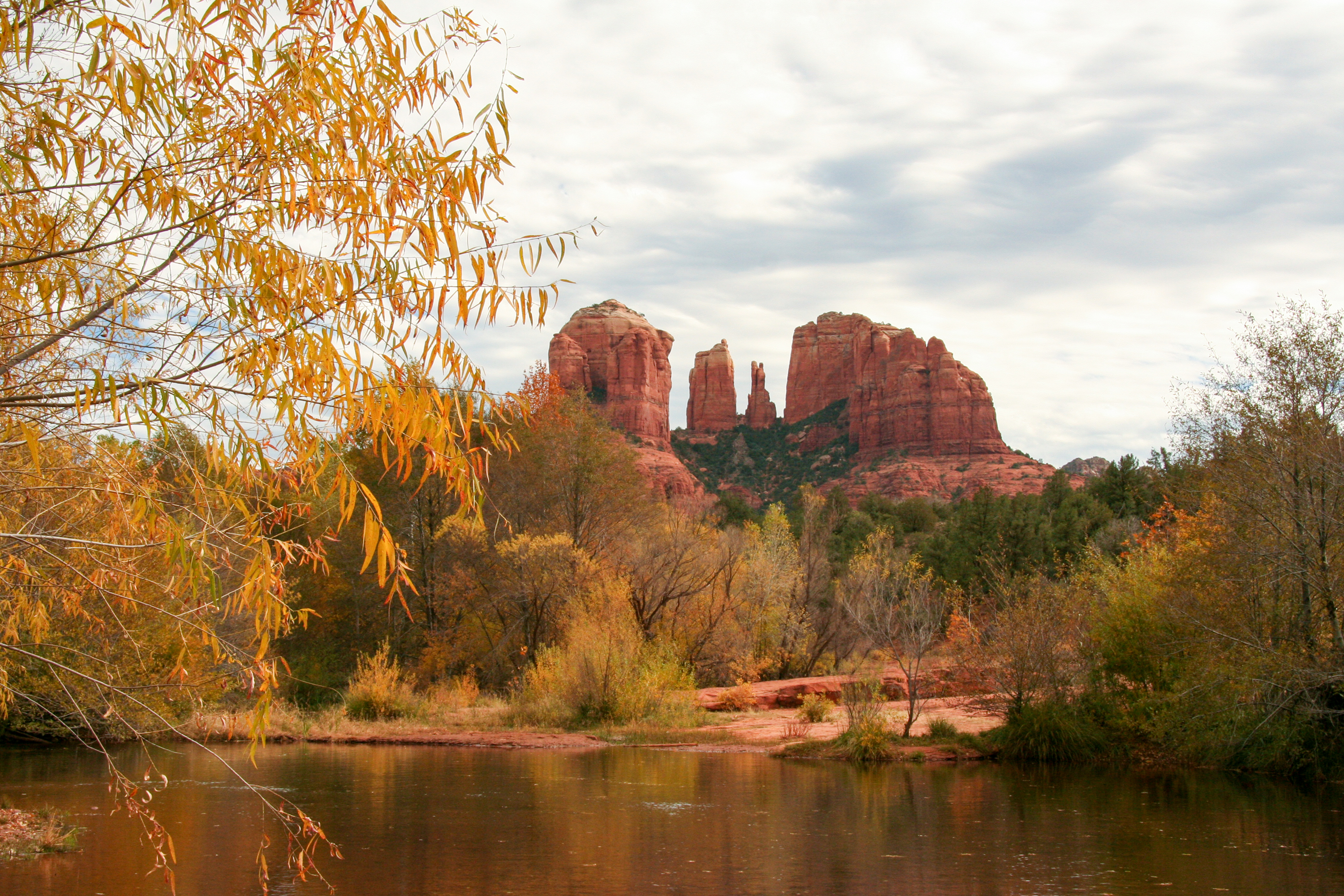Der bekannte Cathedral Rock bei Sedona in Arizona ist auch im Herbst einen Besuch Wert