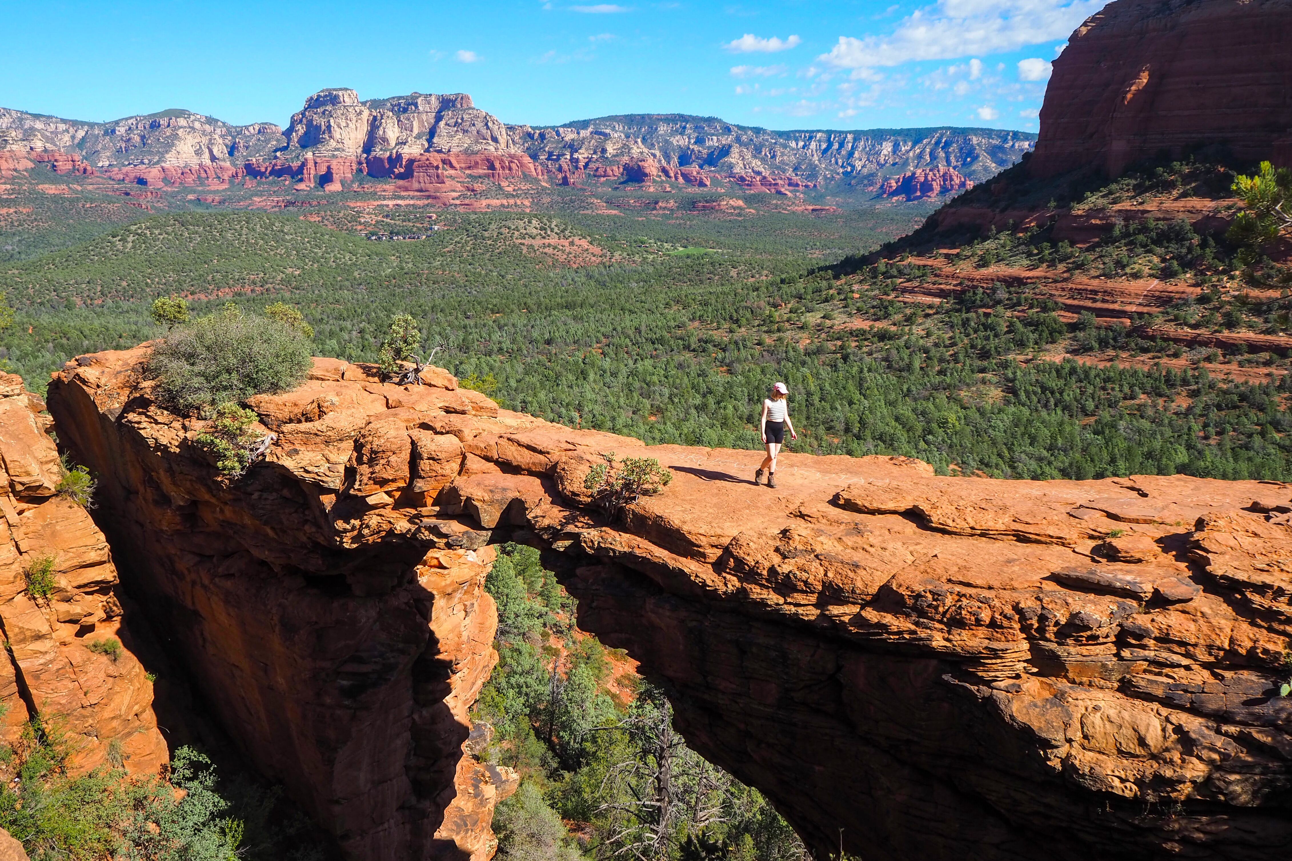 Frau spaziert auf der Devil's Bridge