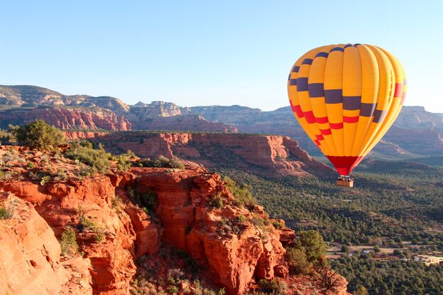Auf einem Flug mit dem Heißluftballon das faszinierende Farbenspiel in der Wüste Sedonas beobachten
