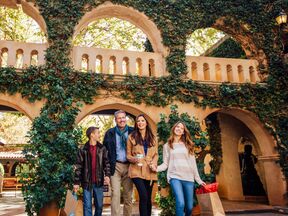 Spass mit der ganzen Familie beim Shopping im Tlaquepaque Arts & Shopping Village in Sedona