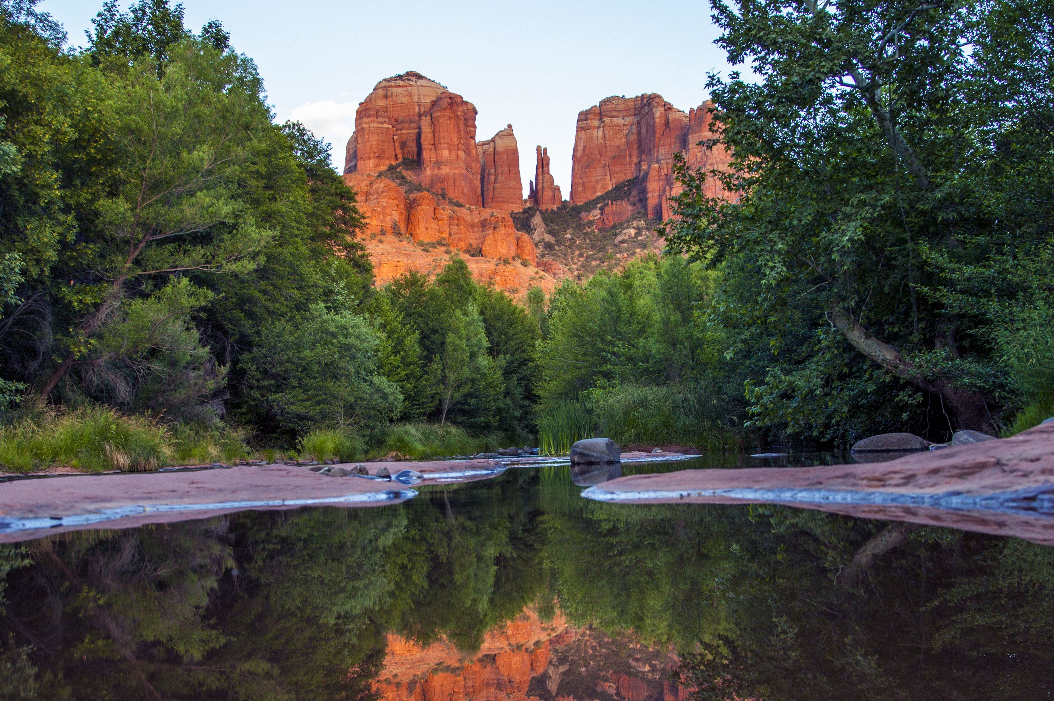 Der bekannte Cathedral Rock spiegelt sich im Wasser bei Sedona, Arizona
