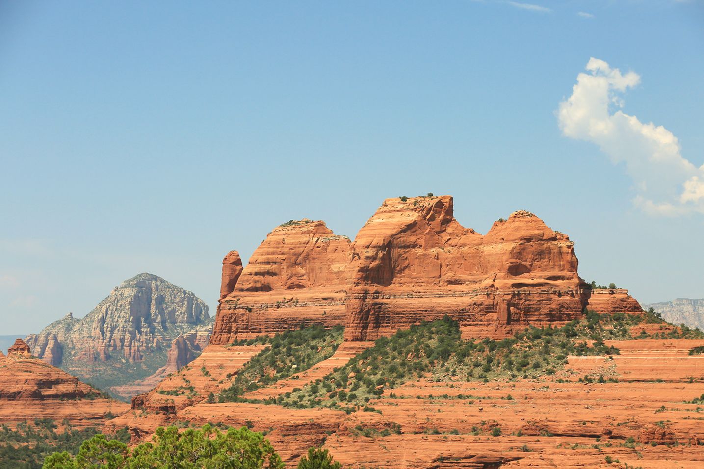 Ausblick von dem Pink Jeep Scenic Trail in Sedona auf den Capitol Butte auch Thunder Mountain genannt