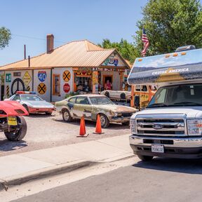 Cruise America Wohnmobil vor einem Route 66 Souvenirshop in Seligman