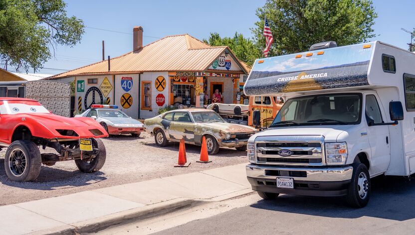 Cruise America Wohnmobil vor einem Route 66 Souvenirshop in Seligman Cruise America Wohnmobil vor einem Route 66 Souvenirshop in Seligman