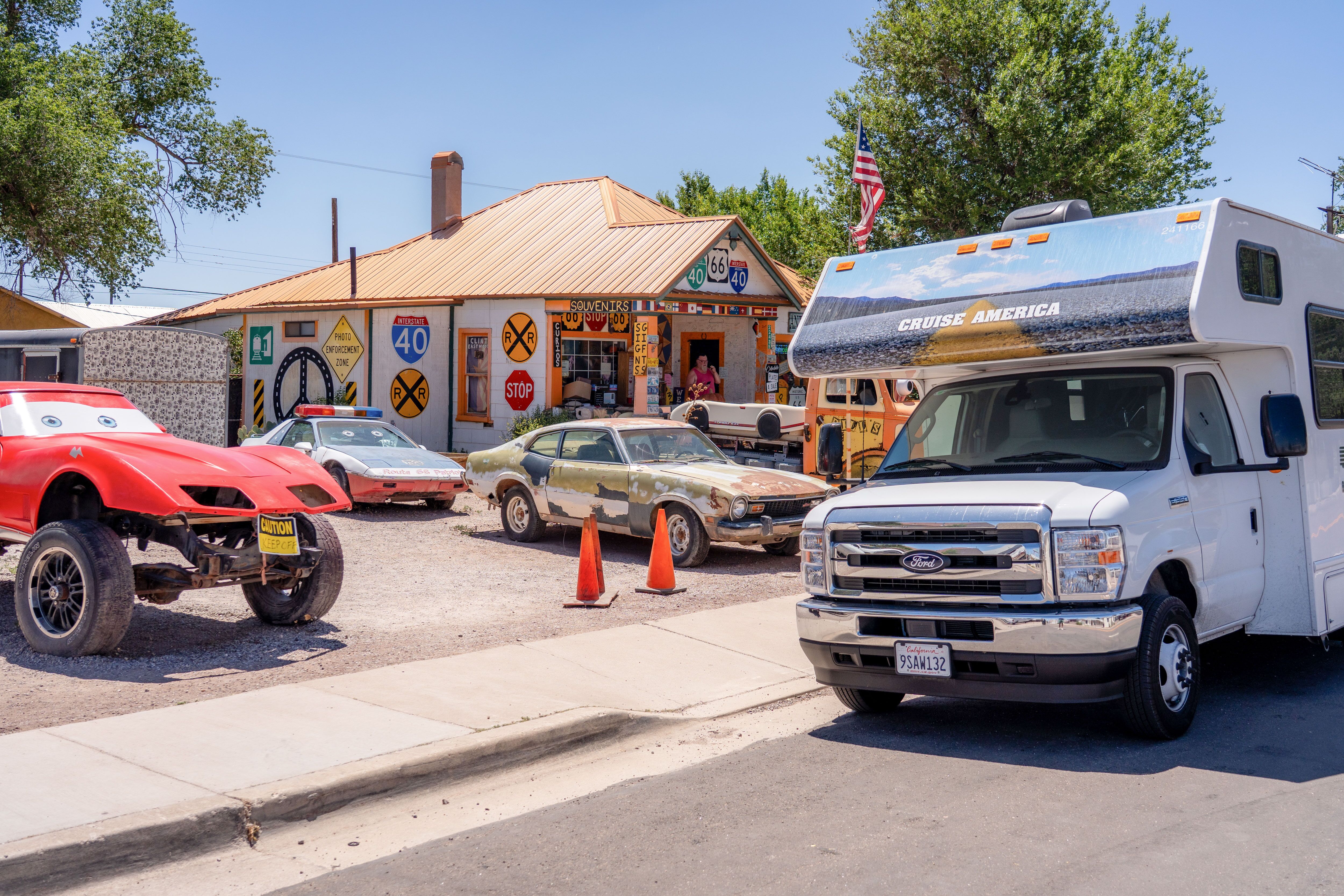 Cruise America Wohnmobil vor einem Route 66 Souvenirshop in Seligman