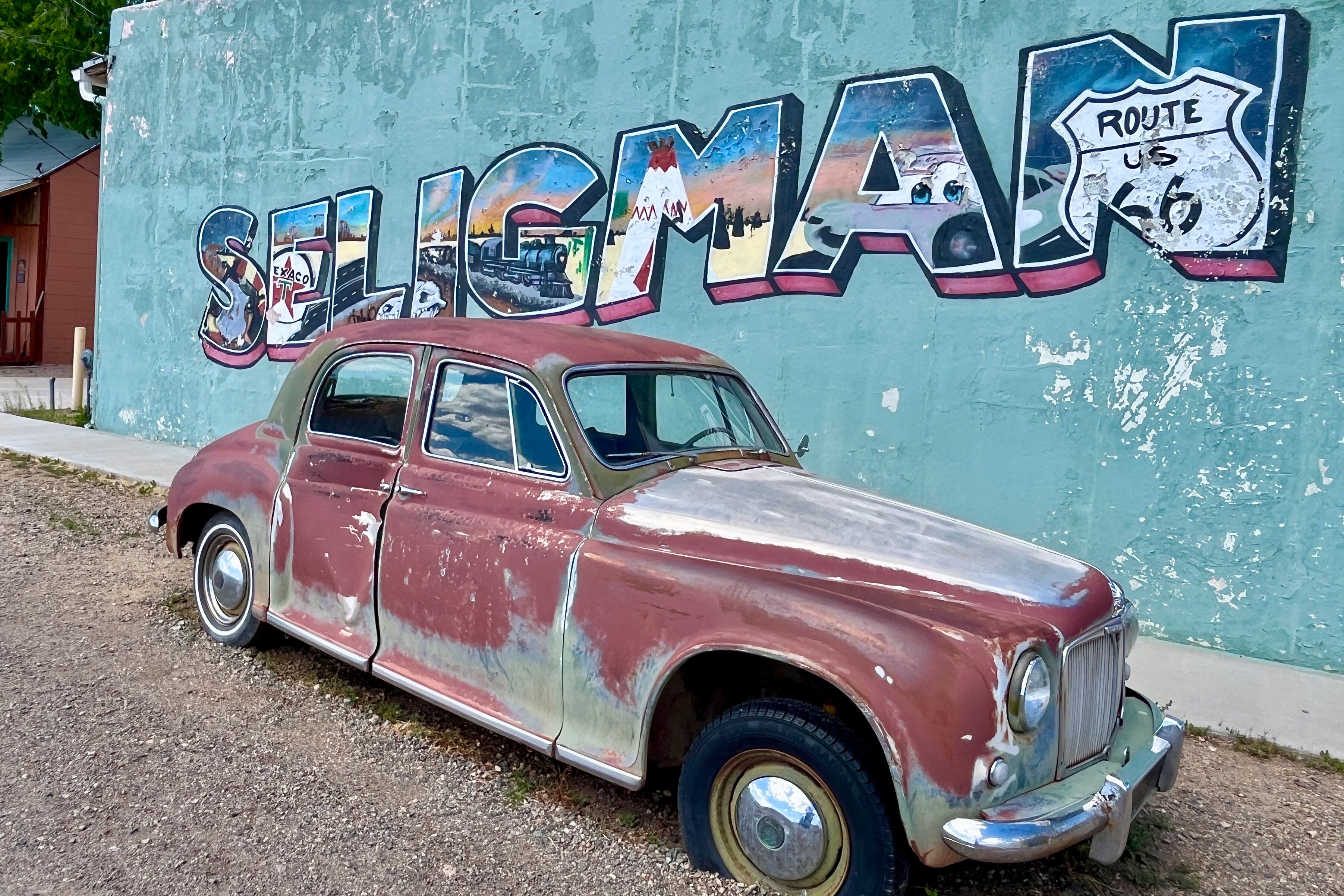 Ein Oldtimer vor dem Seligman-Mural Ein Oldtimer vor dem Seligman-Mural