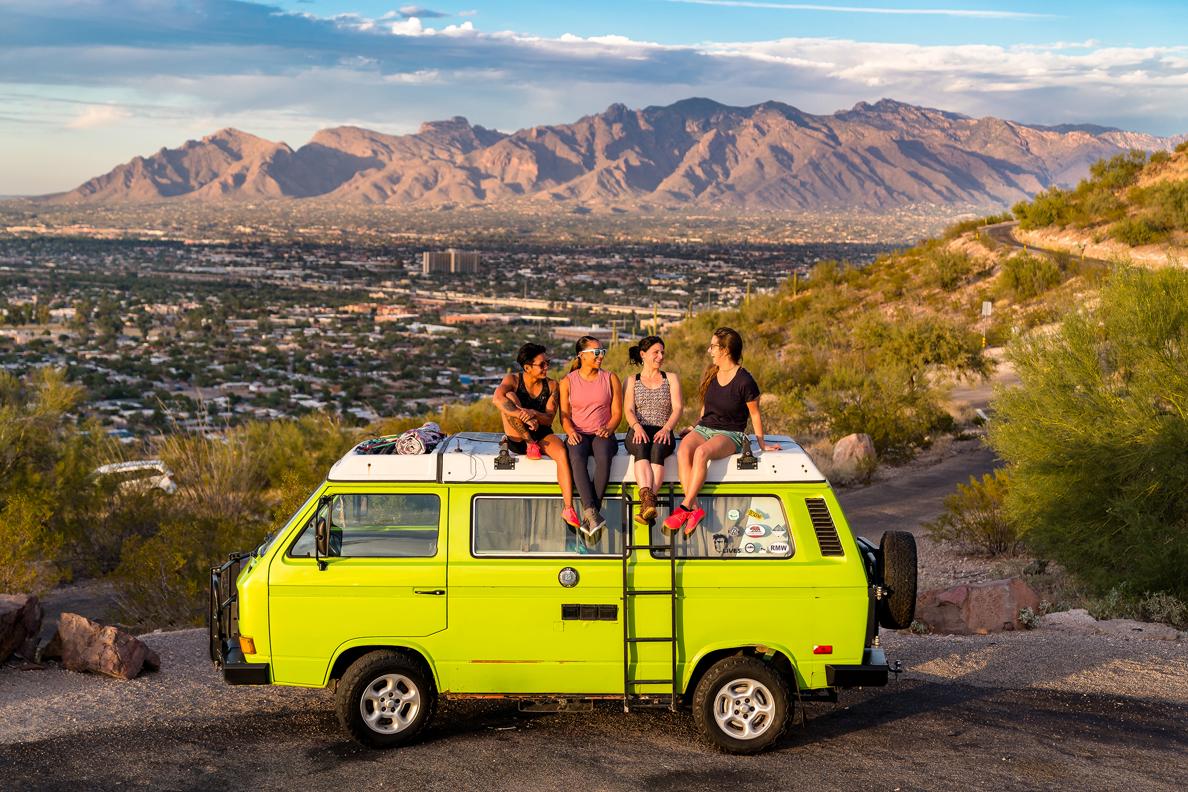 Eine Freundesgruppe sitzt auf einem Van in Tucson