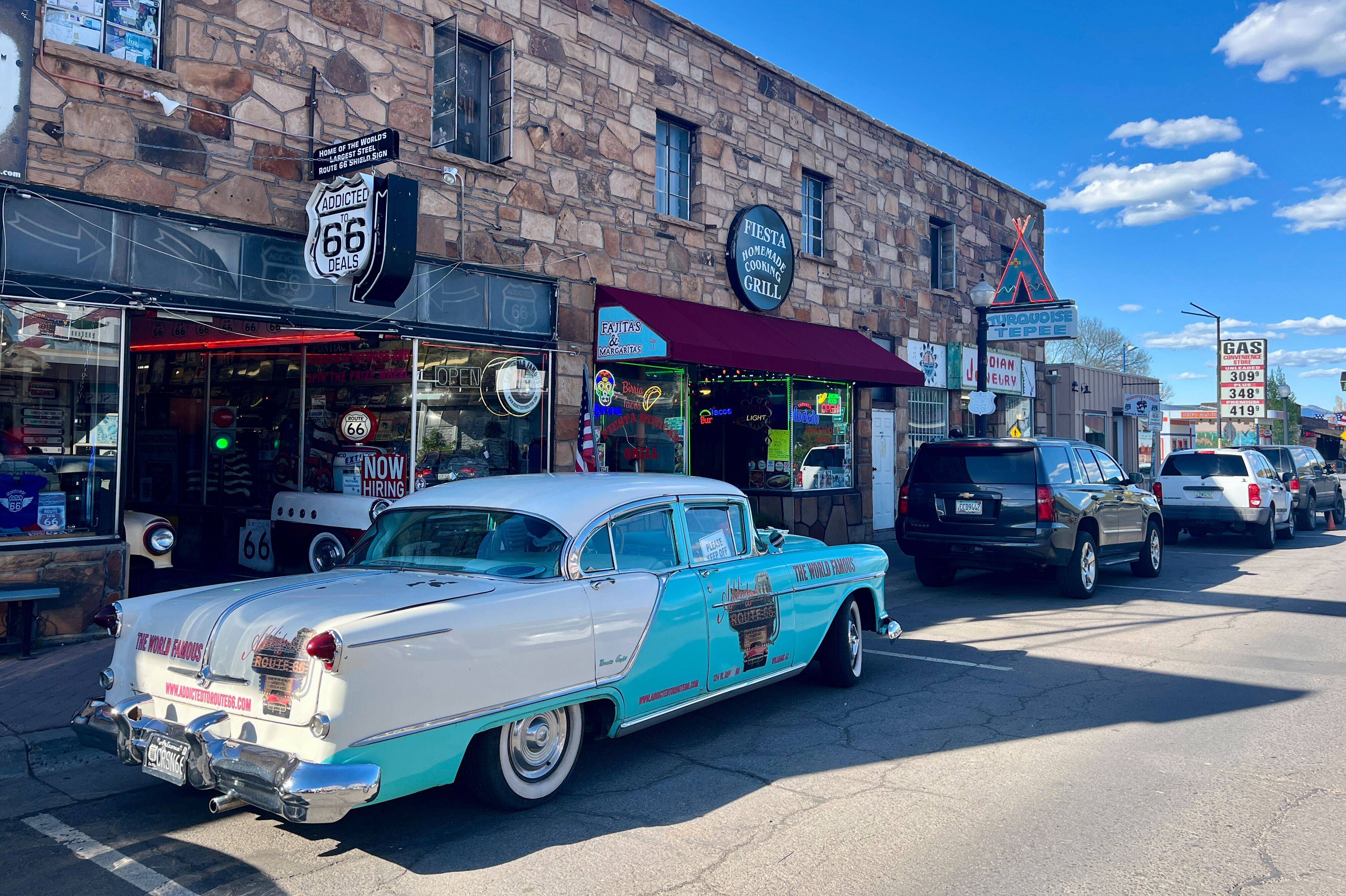 Ein Oldtimer auf einer Straße in Williams