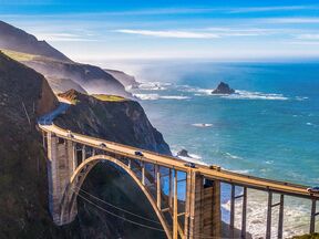 Drohnenaufnahme der Big Sur Bridge California Ocean Road Costline in Kalifornien