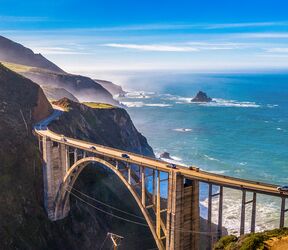 Drohnenaufnahme der Big Sur Bridge California Ocean Road Costline in Kalifornien