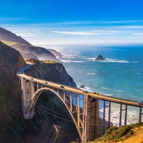 Drohnenaufnahme der Big Sur Bridge California Ocean Road Costline in Kalifornien