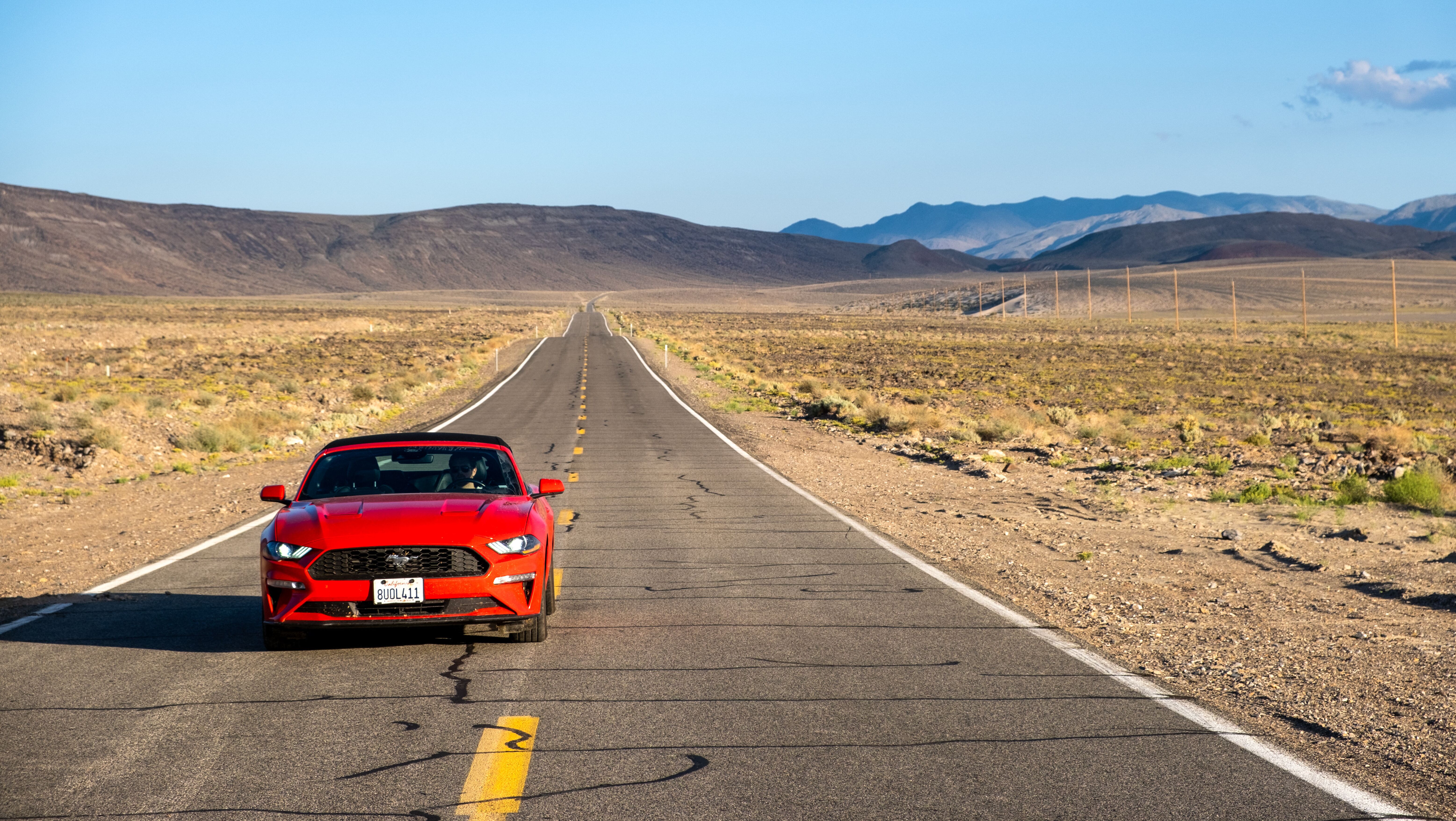 Ford Mustang Cabrio auf der Straße zwischen dem Death Valley National Park und Lone Pine Ford Mustang Cabrio auf der Straße zwischen dem Death Valley National Park und Lone Pine