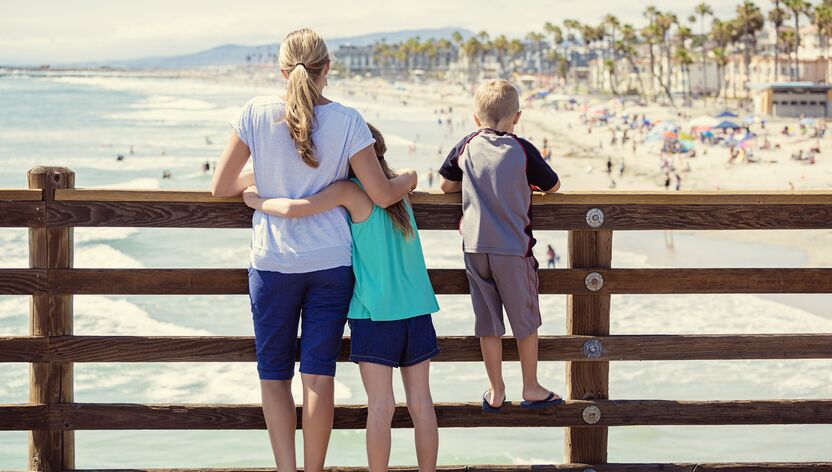 Eine Familie genießt die Zeit am Strand im südlichen Kalifornien