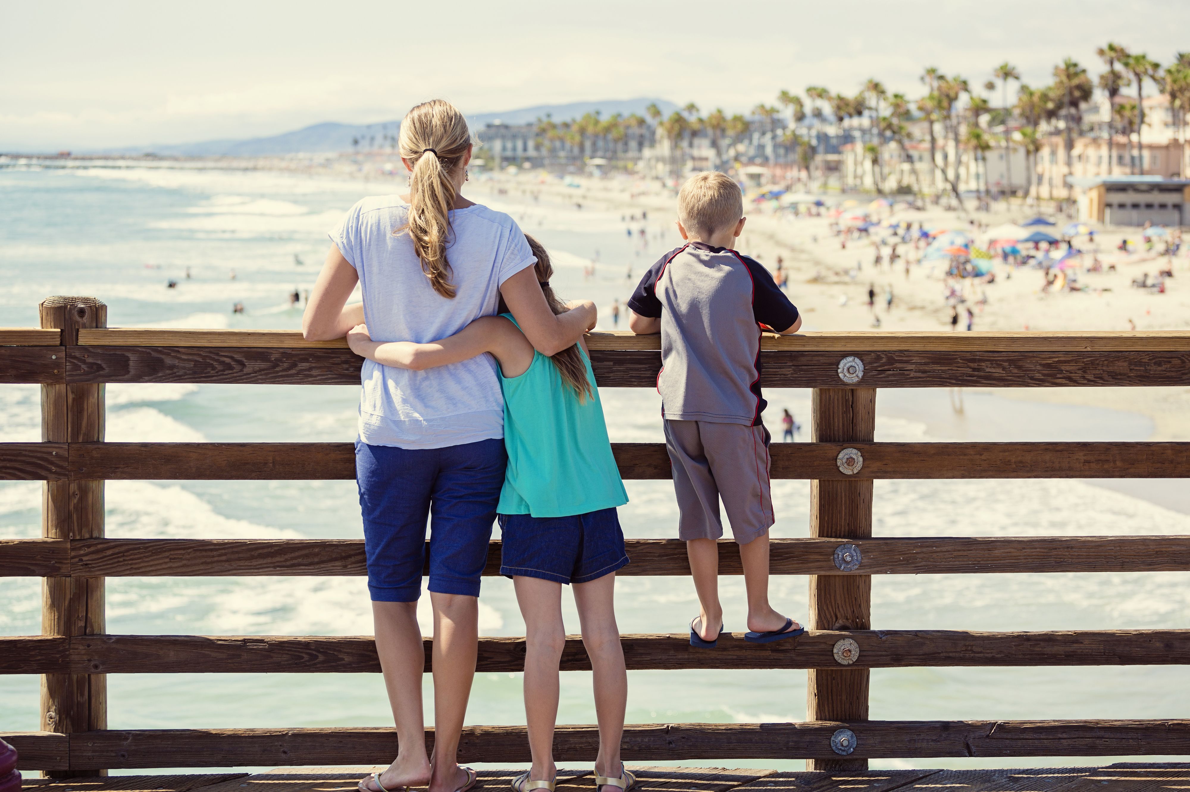 Eine Familie genießt die Zeit am Strand im südlichen Kalifornien