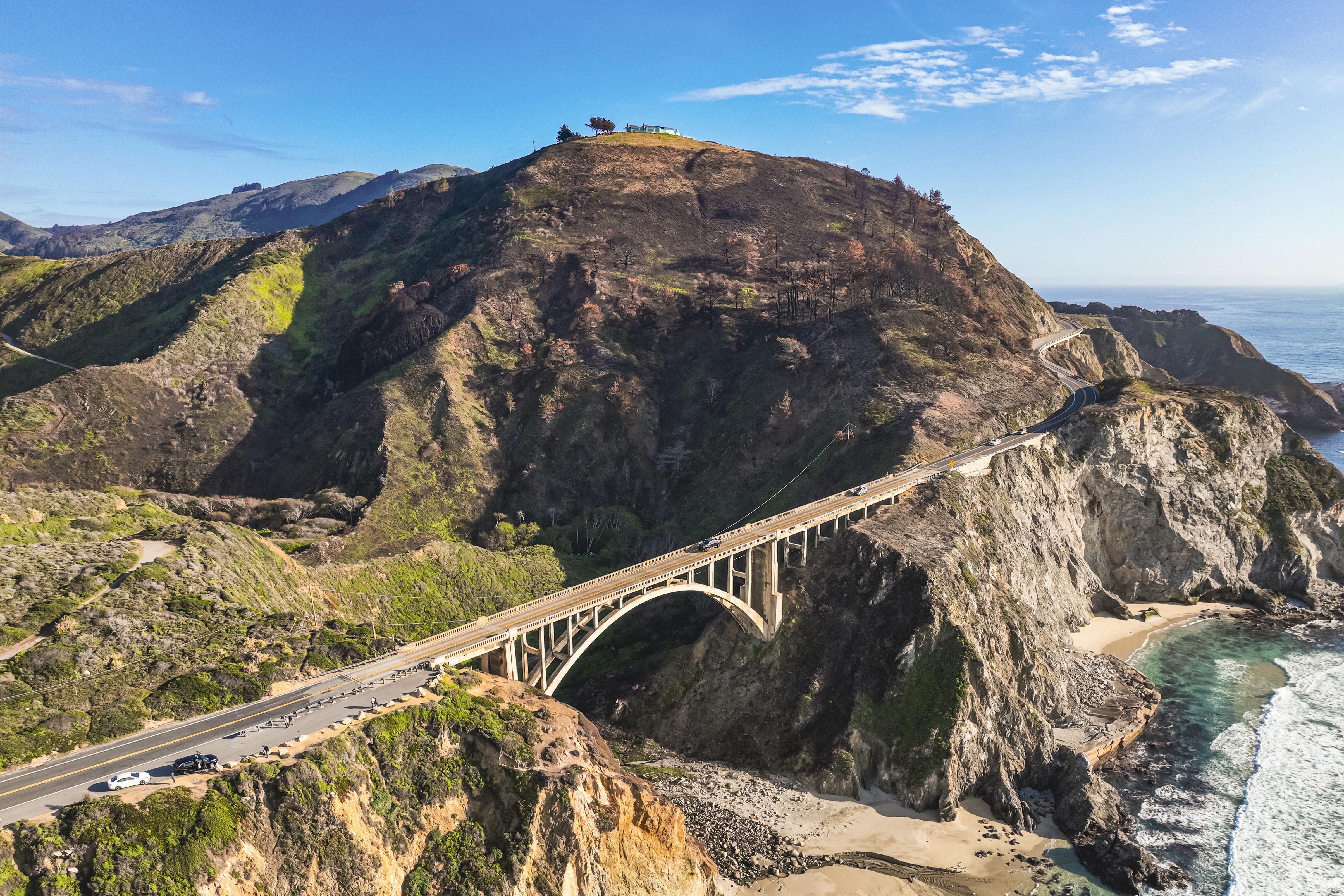 Atemberaubende Aussicht auf den Pacific Highway an der Big Sur Coastline in Kalifornien