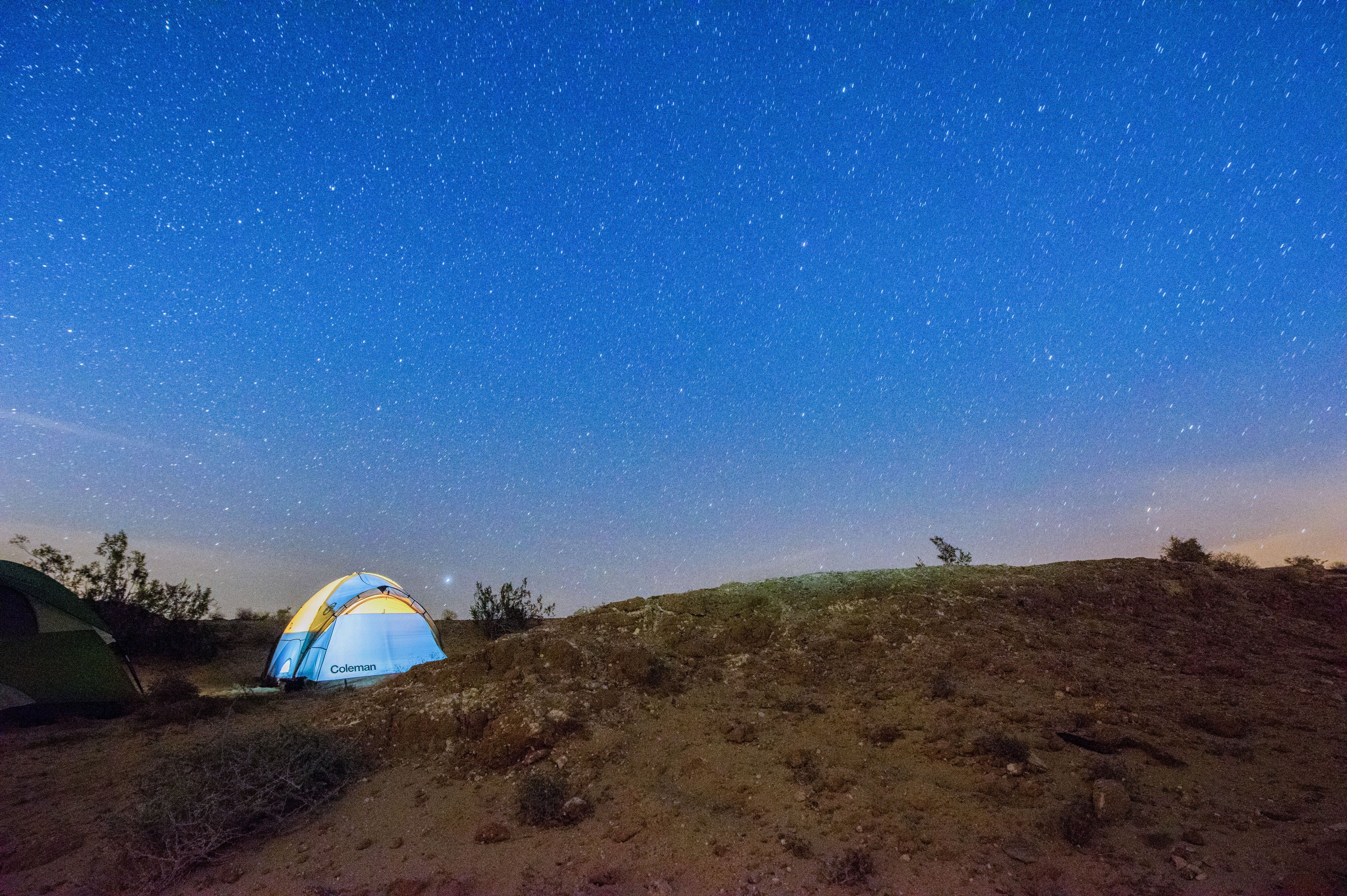 Zelten unter Sternenhimmel im Anza-Borrego Desert State Park in Kalifornien