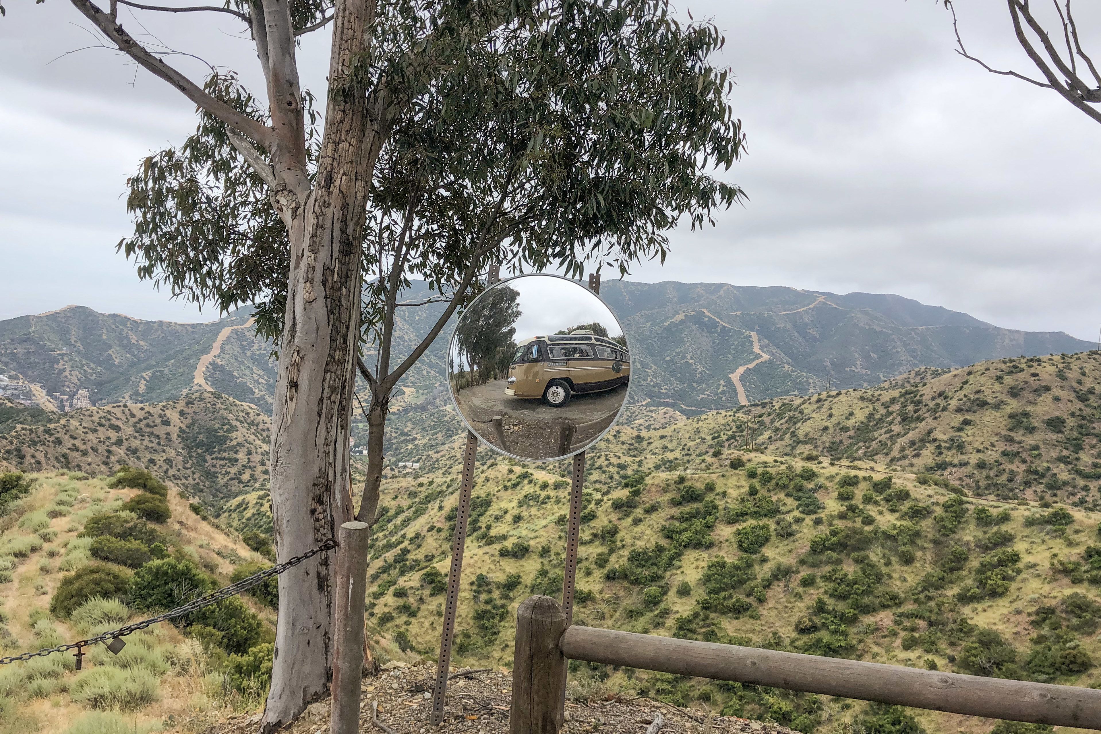 Aus dem Bus die Landschaft von Santa Catalina Island genießen