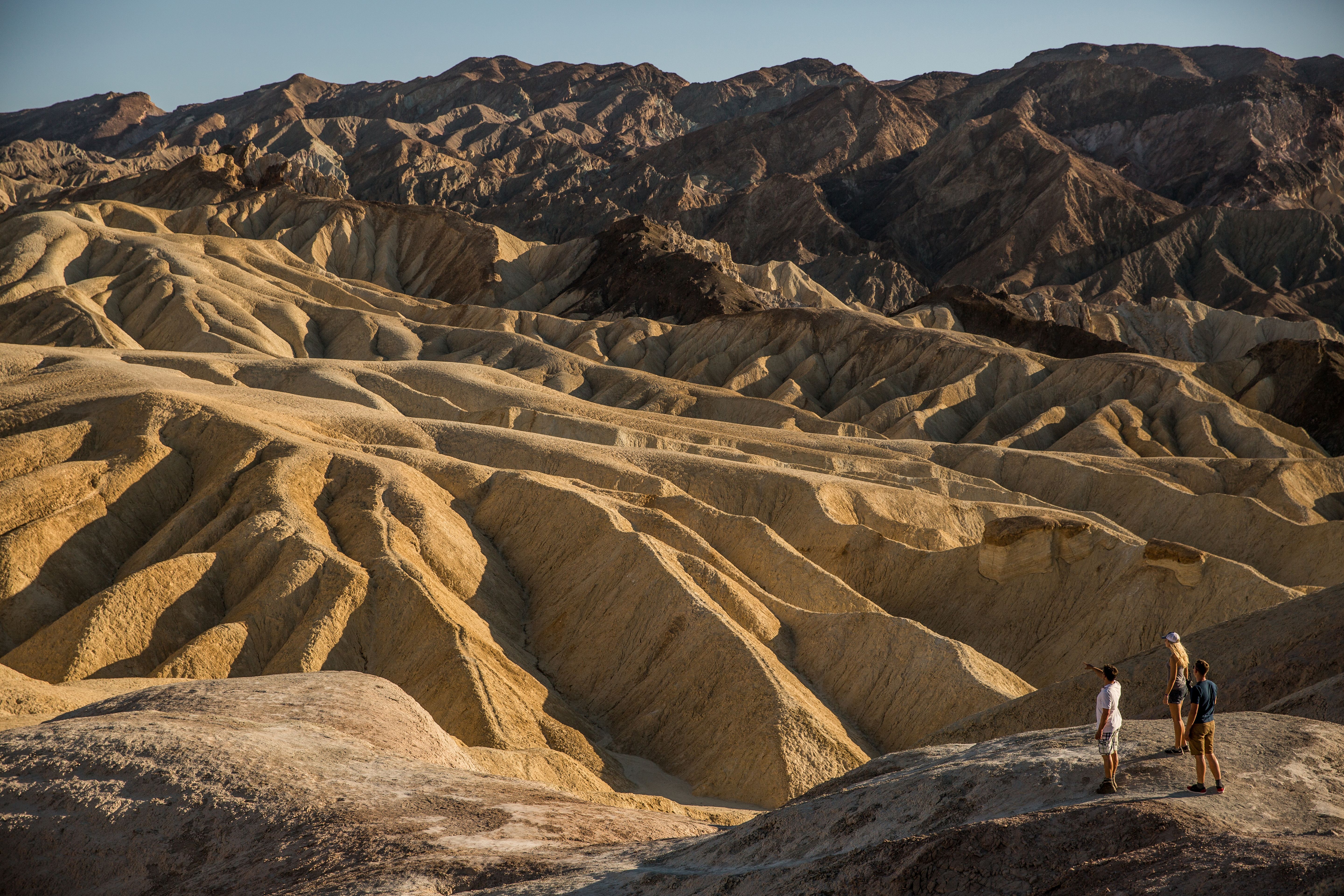 Der im Death-Valley-Nationalpark gelegene Zabriskie Point ist fÃ¼r seine bizarren Erosionslandschaften bekannt