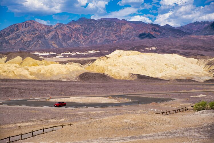 Einsamer Parkplatz in der Wüstenlandschaft des Death Valley