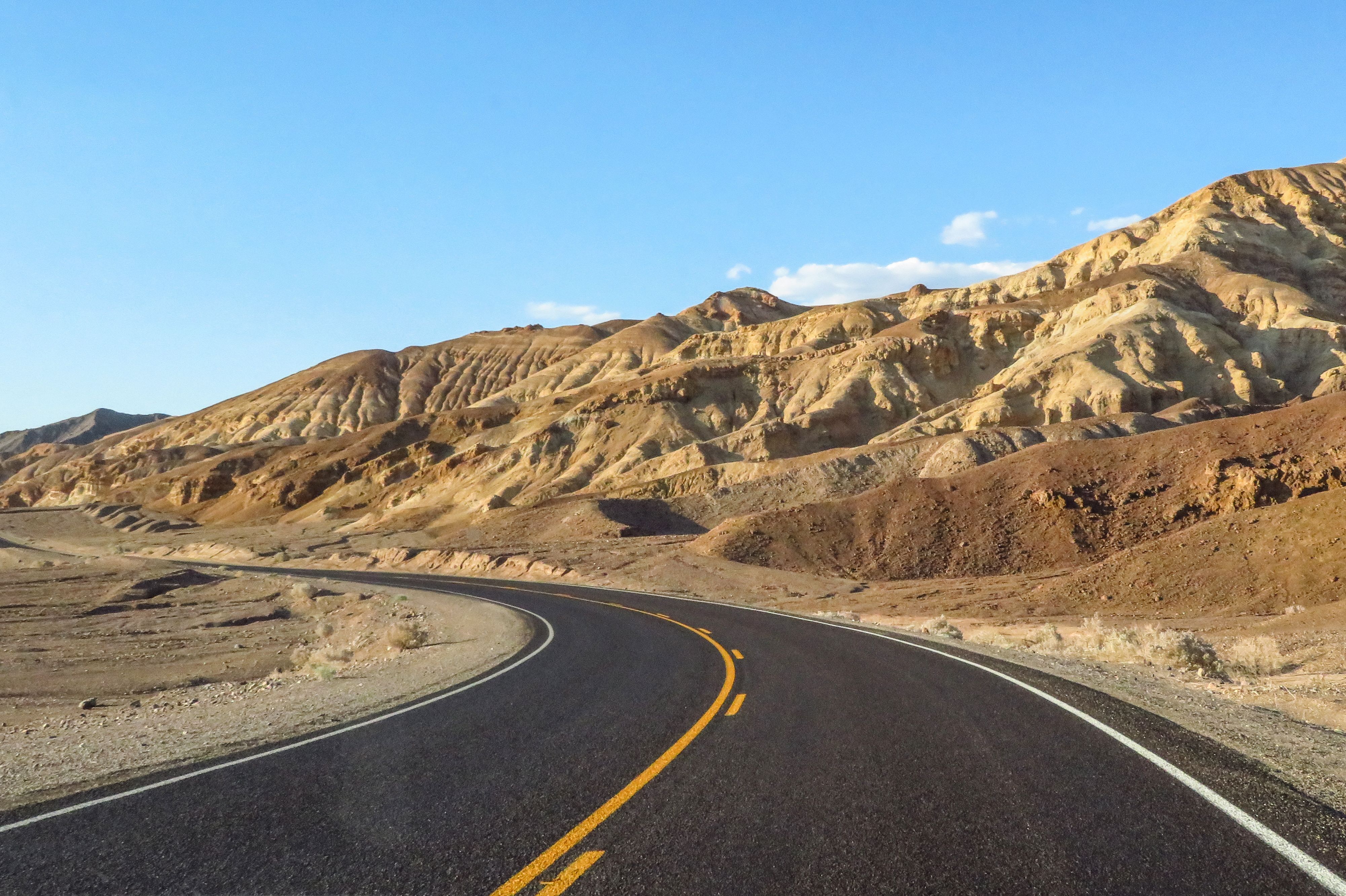 Der California Highway 190 verläuft durch den Death Valley Nationalpark von Ost nach West