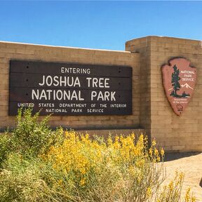 Das Eingangsschild zum Joshua-Tree-Nationalpark in Kalifornien