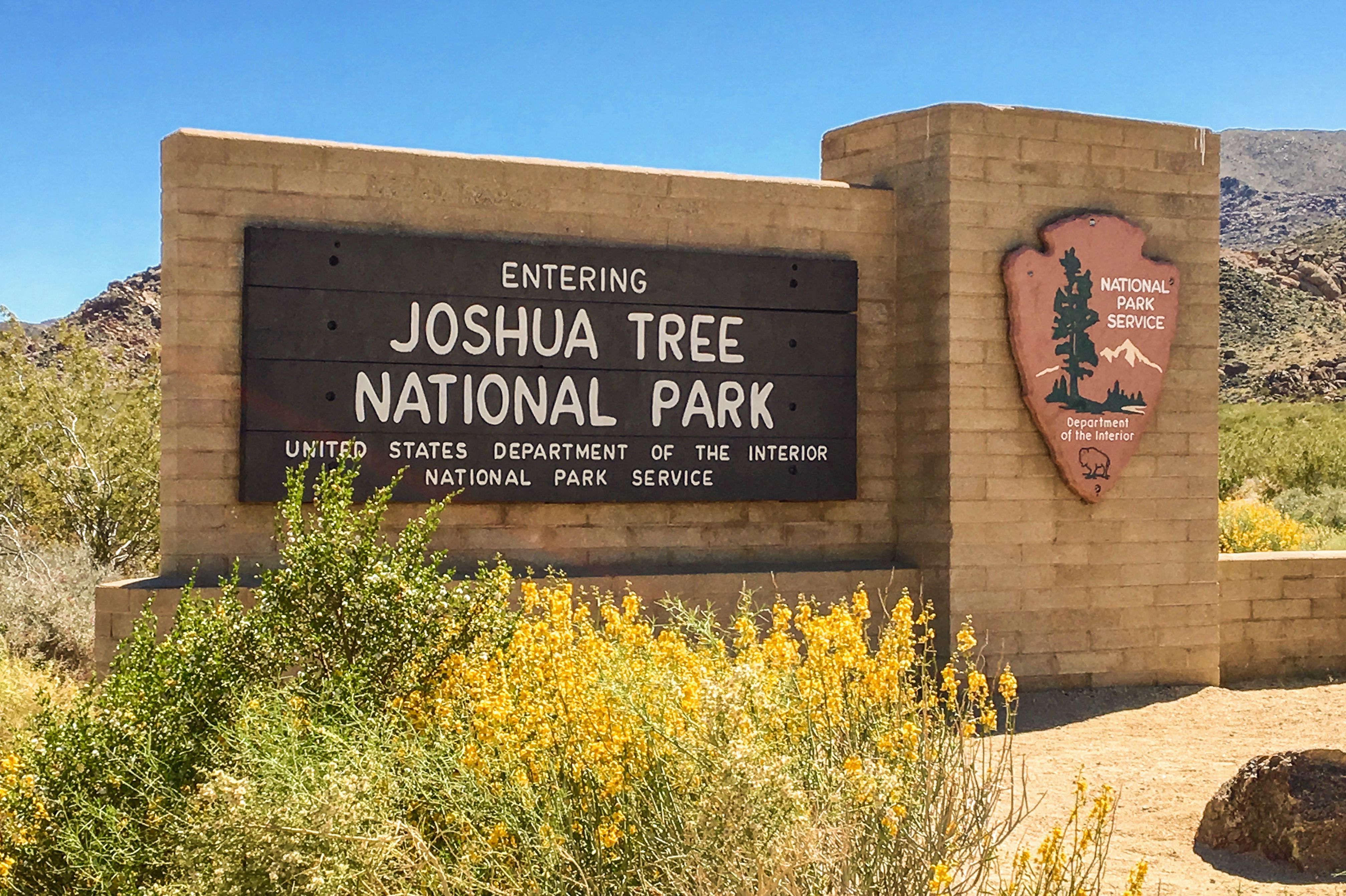 Das Eingangsschild zum Joshua-Tree-Nationalpark in Kalifornien