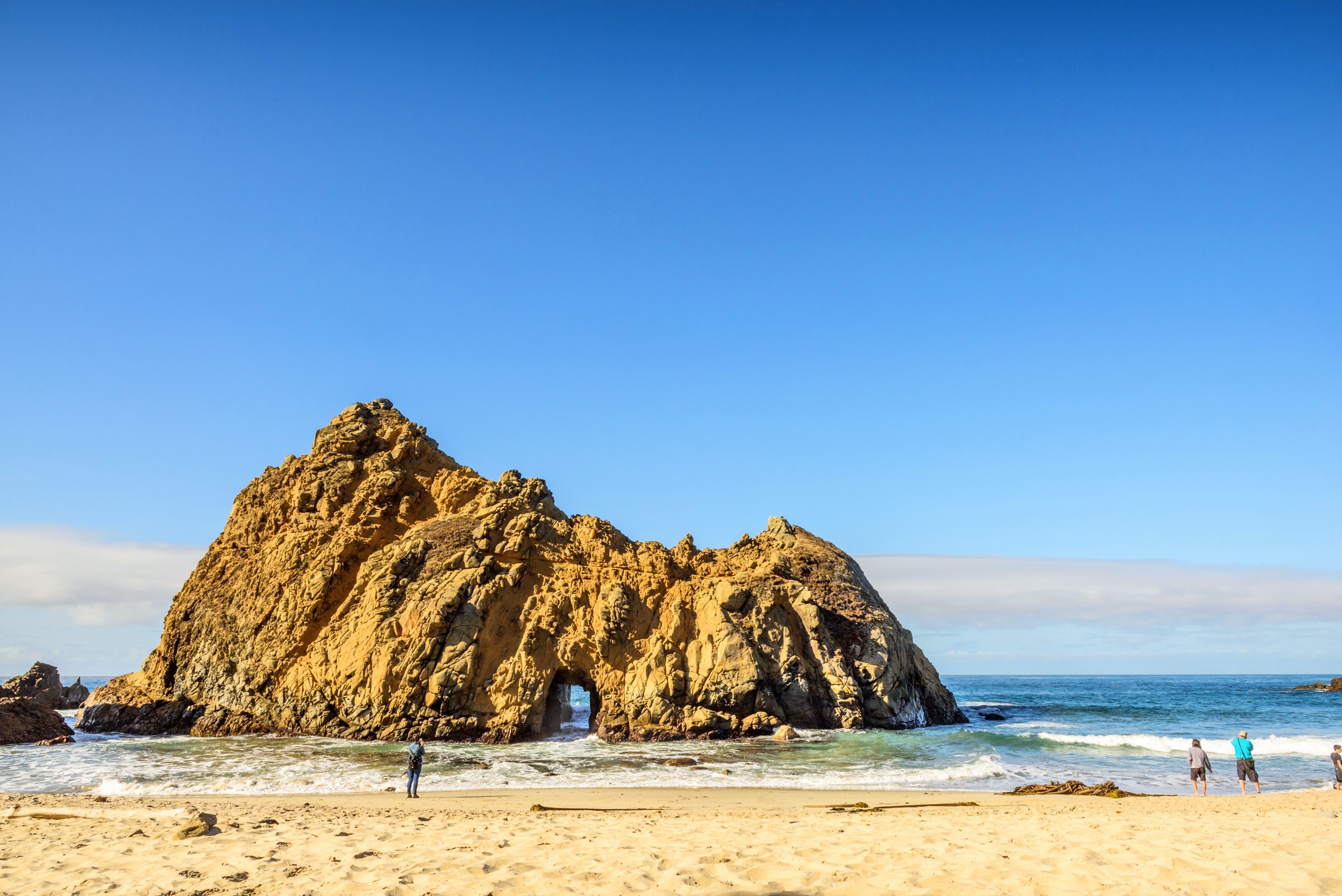 Der  bekannten Keyhole Arch am Pfeiffer Beach in Big Sur, Kalifornien. 