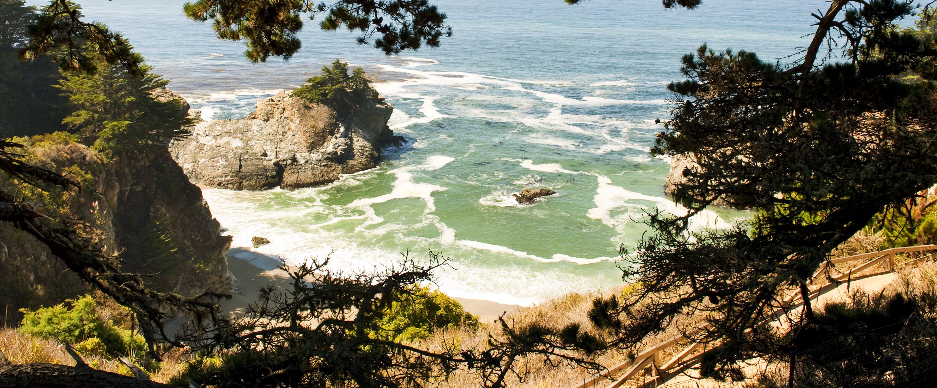 Versteckte Bucht am Küstenabschnitt Big Sur in Kalifornien Eine geheime Bucht im Julia Pfeiffer Burns State Park am Küstenabschnitt Big Sur in Kalifornien