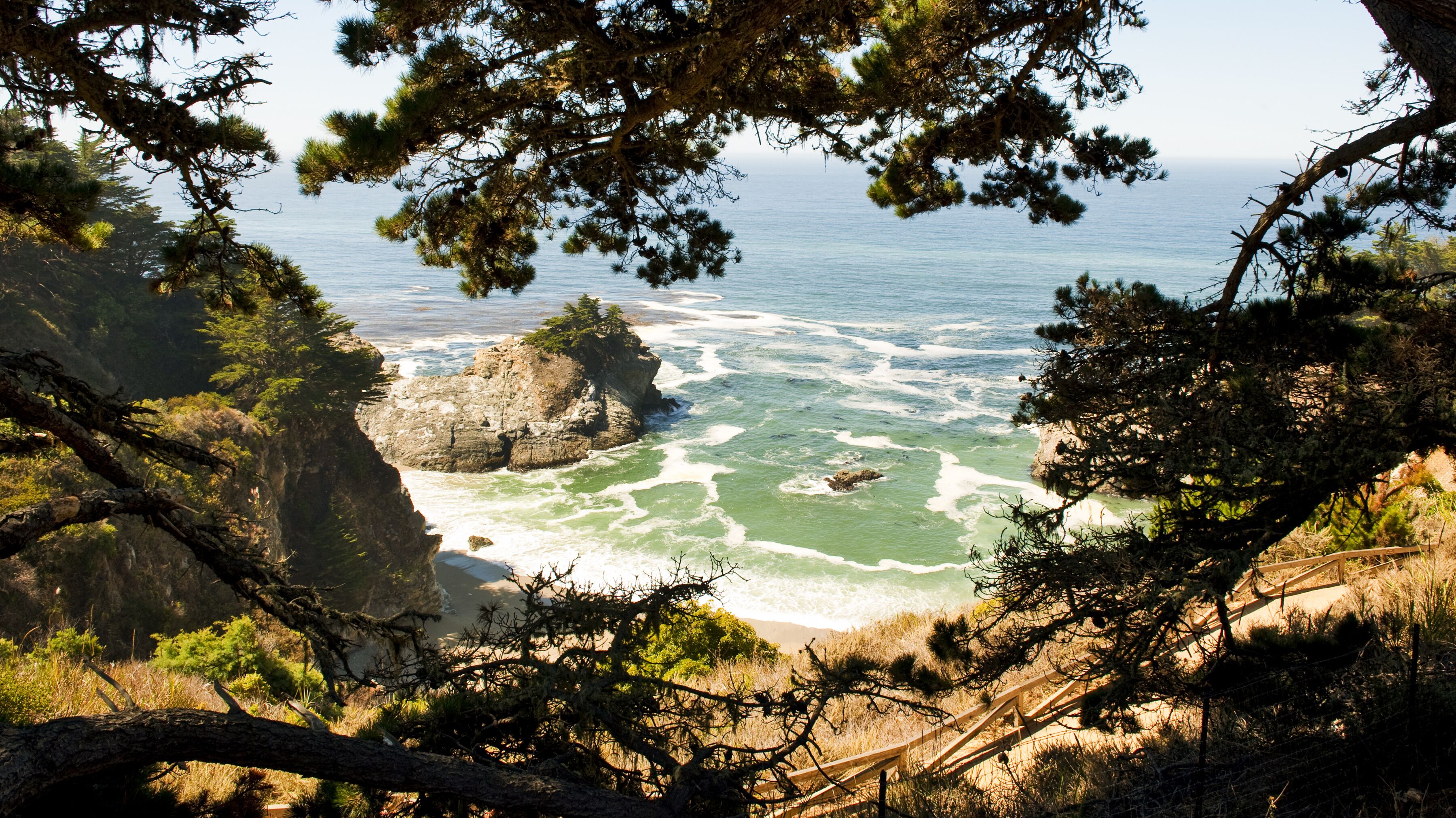 Versteckte Bucht am Küstenabschnitt Big Sur in Kalifornien Eine geheime Bucht im Julia Pfeiffer Burns State Park am Küstenabschnitt Big Sur in Kalifornien
