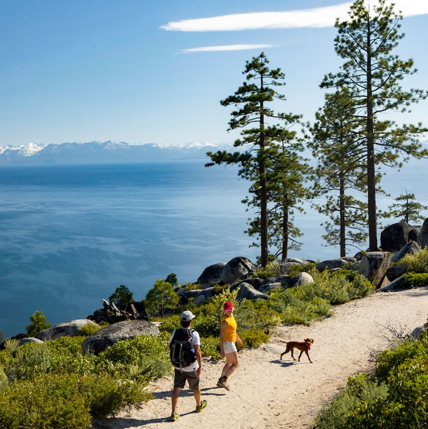 Ein wanderndes Paar nÃ¶rdlich des Lake Tahoe in Kalifornien