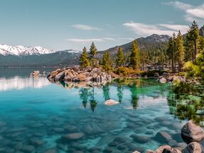 Atemberaubend klares Wasser des Lake Tahoe in Kalifornien