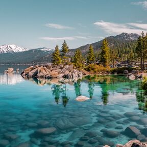 Atemberaubend klares Wasser des Lake Tahoe in Kalifornien