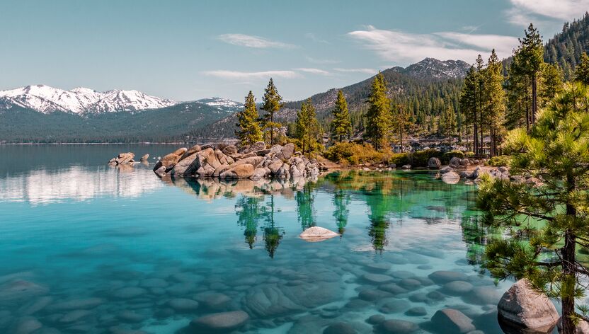 Atemberaubend klares Wasser des Lake Tahoe in Kalifornien