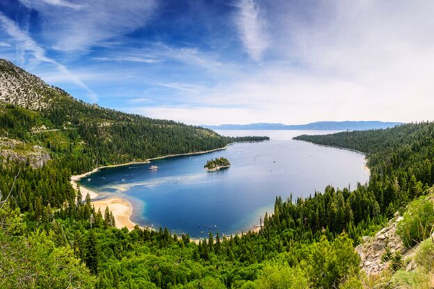 Blick auf den beeindruckenden Lake Tahoe mit der Emerald Bay