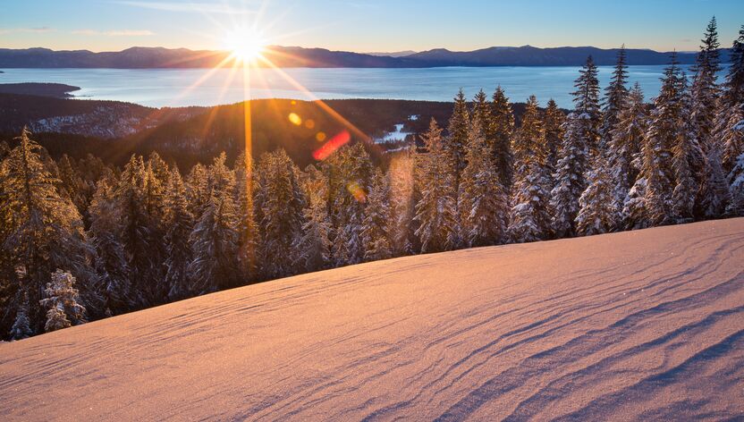 Der Sonnenuntergang über dem Lake Tahoe Der Sonnenuntergang über dem Lake Tahoe