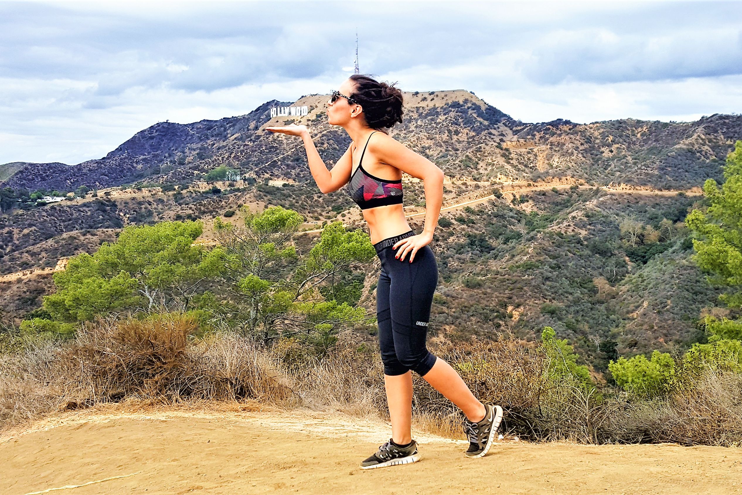 Eine Joggerin in den Hollywood Hills in Los Angeles