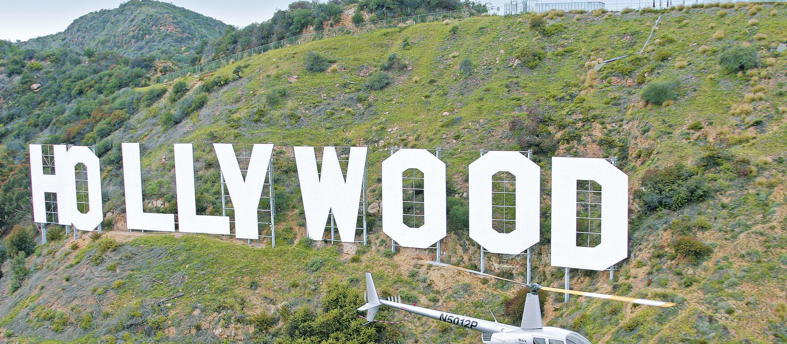 Helikopter vor Hollywood Sign