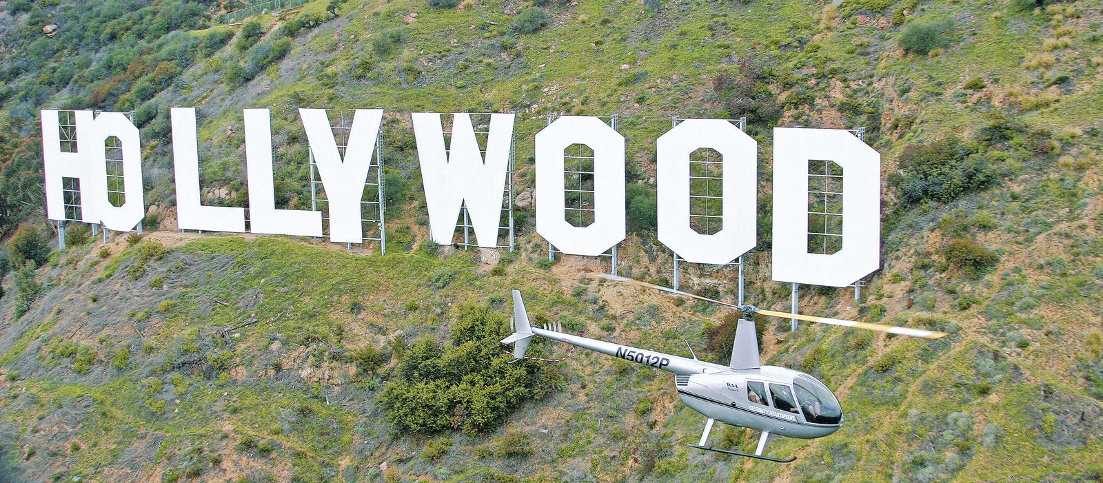 Helikopter vor Hollywood Sign